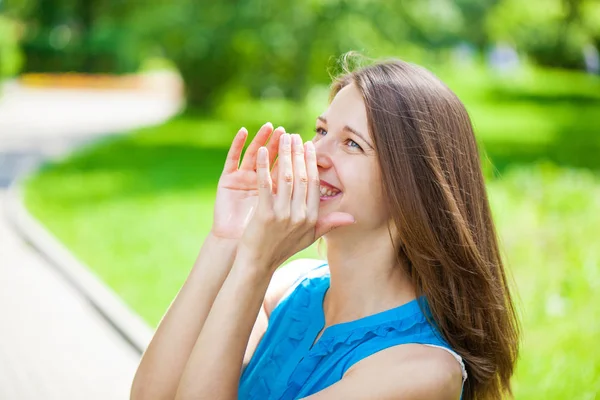 Genç kadın yüzünü palm ile çerçeve