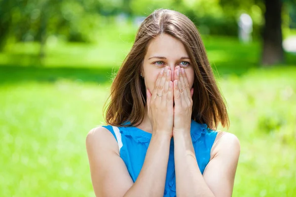 Skrikande tjej. Porträtt av vacker ung glad kvinna — Stockfoto