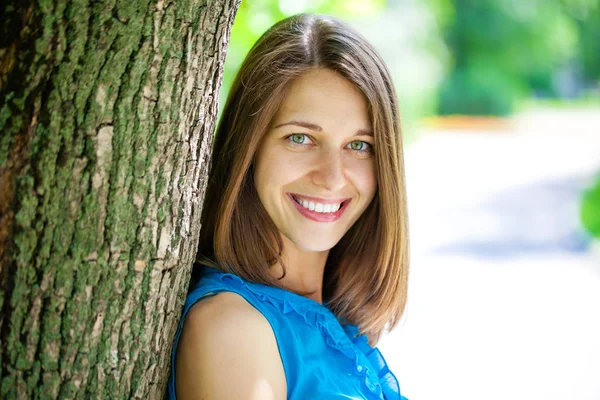 güzel genç mutlu kadın portresi 