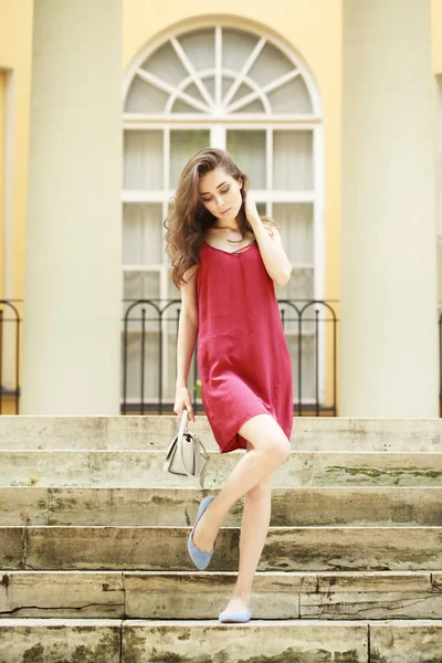 섹시 한 빨간 드레스에 Bautiful 금발 — 스톡 사진