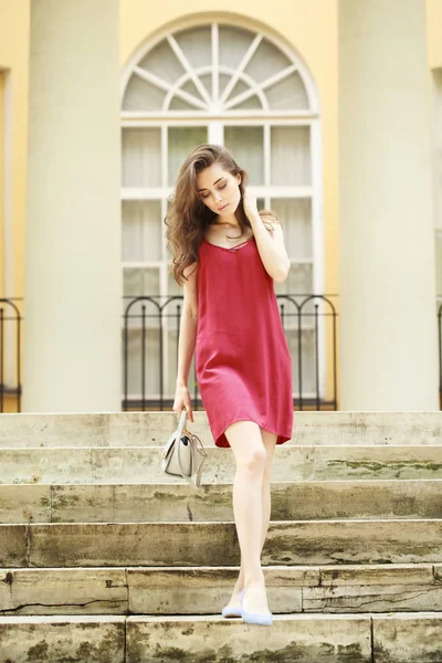 Schöne Blondine im sexy roten Kleid — Stockfoto