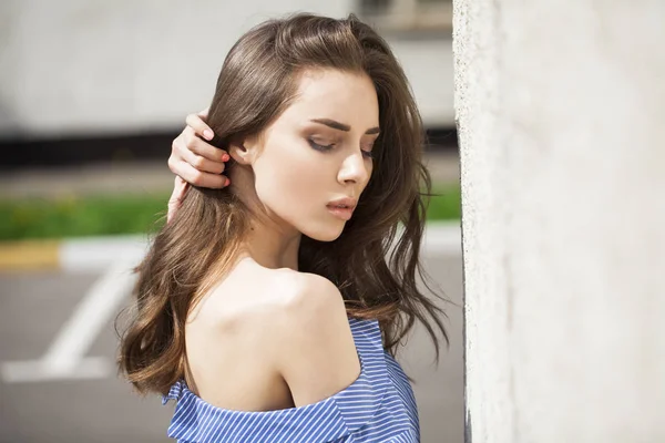 Retrato de cerca de la joven hermosa mujer — Foto de Stock