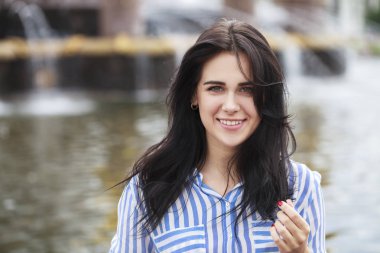 Güzel genç bir kadının portresi. 