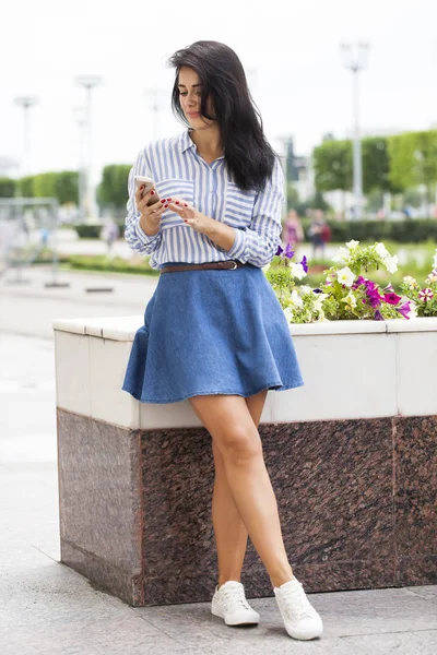 Jeune femme brune appelant par téléphone — Photo