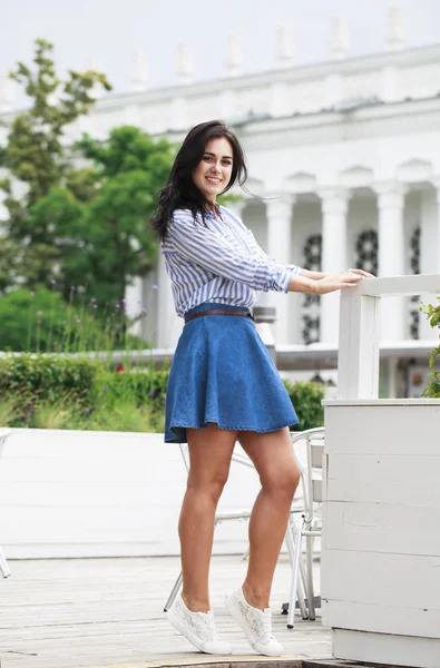 Mujer morena posando en camisa a rayas y falda azul —  Fotos de Stock