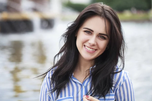 Portrait of beautiful young woman — Stock Photo, Image