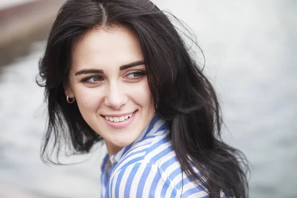 Retrato de una hermosa joven — Foto de Stock