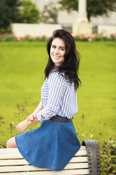 Portrait of beautiful young woman — Stock Photo, Image