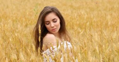 Genç güzel esmer kız poz 