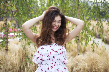 Altın buğday alan arka plan üzerinde genç kadın