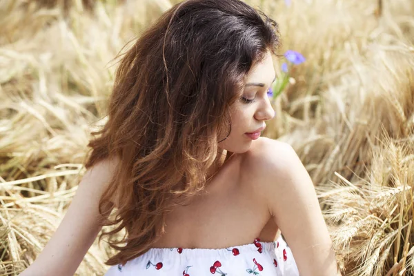 Altın buğday alan arka plan üzerinde genç kadın