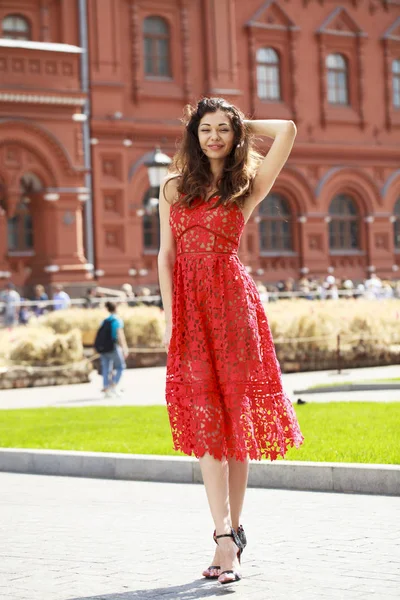 Kırmızı elbiseli genç brunettw kadın