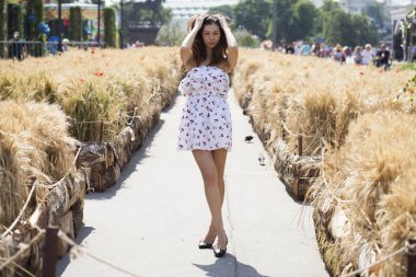 Str yürüyüş beyaz elbiseli genç güzel esmer kadın