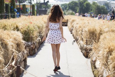 Beyaz elbiseli genç güzel esmer kadın