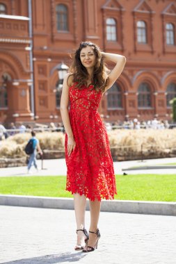 Genç güzel kadın portre tam uzunlukta