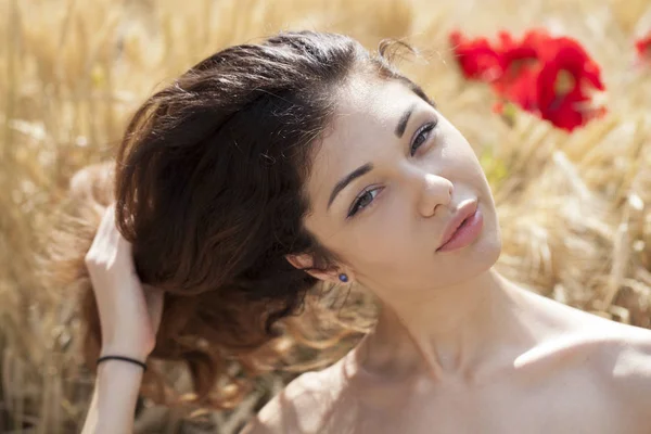 Giovane donna su uno sfondo di campo di grano dorato — Foto Stock