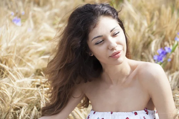 Giovane donna su uno sfondo di campo di grano dorato — Foto Stock