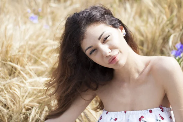 Giovane donna su uno sfondo di campo di grano dorato — Foto Stock