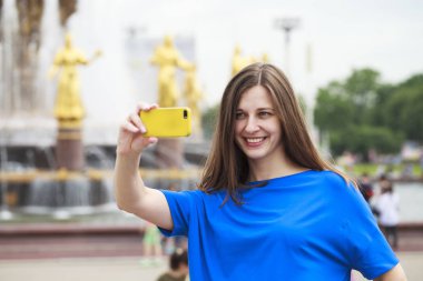 Kendini bir cellpho olarak fotoğrafını çekmek güzel esmer elbise