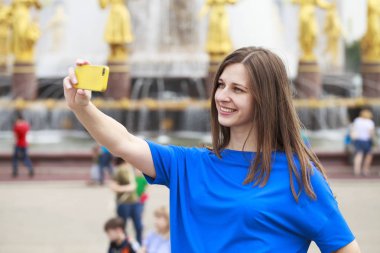 Kendini bir cellpho olarak fotoğrafını çekmek güzel esmer elbise