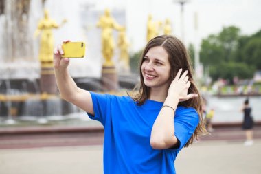 Kendini bir cellpho olarak fotoğrafını çekmek güzel esmer elbise