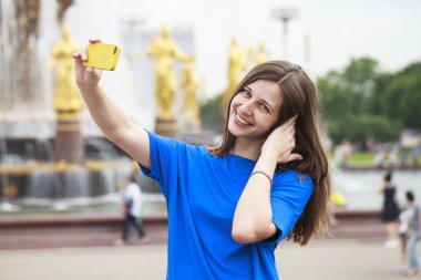 Kendini bir cellpho olarak fotoğrafını çekmek güzel esmer elbise