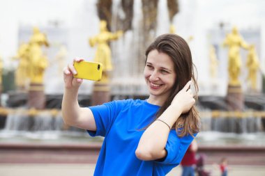 Kendini bir cellpho olarak fotoğrafını çekmek güzel esmer elbise