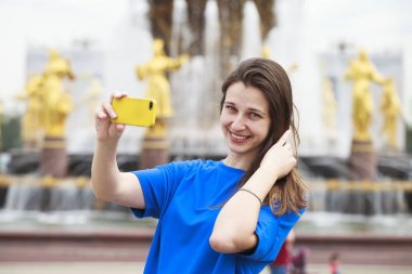 Kendini bir cellpho olarak fotoğrafını çekmek güzel esmer elbise