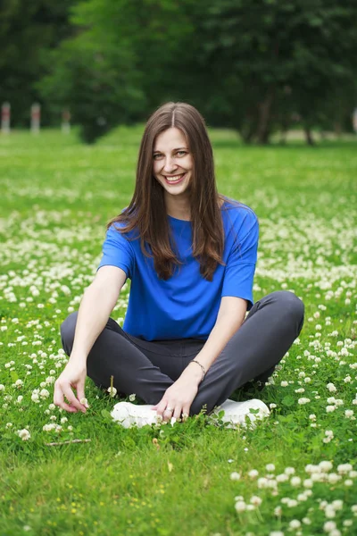 Full längd porträtt av en vacker ung kvinna — Stockfoto