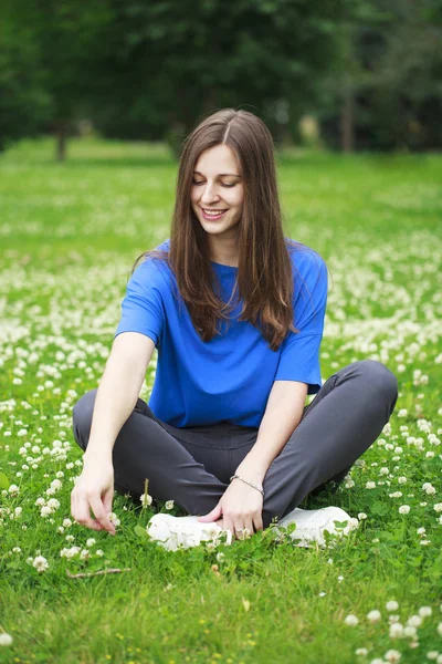 Full length portrait of a beautiful young woman — Stock Photo, Image