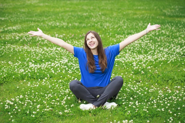 Porträt einer schönen jungen Frau in voller Länge — Stockfoto