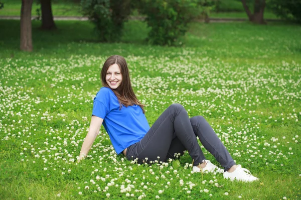 Porträt einer schönen jungen Frau in voller Länge — Stockfoto