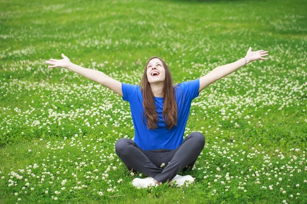 Full length portrait of a beautiful young woman — Stock Photo, Image