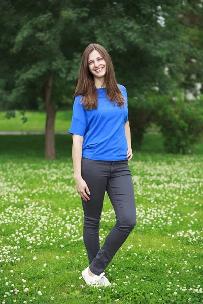 Full length portrait of a beautiful young woman — Stock Photo, Image