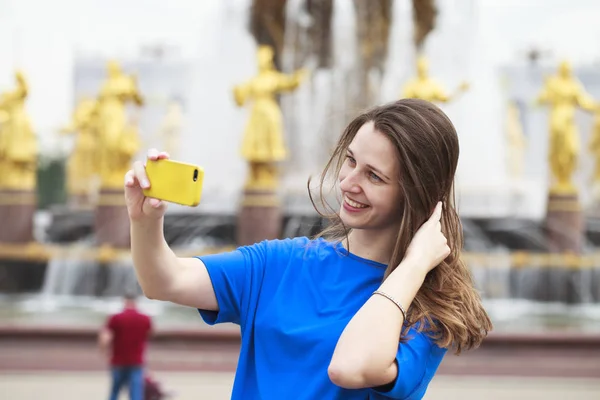 Krásná bruneta šaty fotografování na sebe na cellpho — Stock fotografie