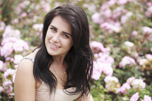 Retrato de bela jovem mulher feliz — Fotografia de Stock