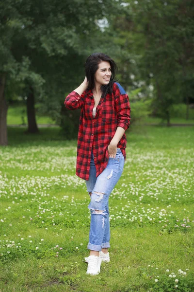 Porträt einer jungen schönen Frau in voller Länge — Stockfoto