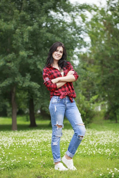 Porträt einer jungen schönen Frau in voller Länge — Stockfoto