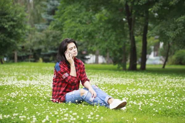 पोर्ट्रेट की सुंदर काकेशियन स्मित श्यामला युवा स्त्री कॅल — स्टॉक फोटो, इमेज