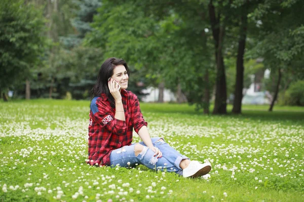 Portret van prachtige Kaukasische glimlachend brunette jonge vrouw cal — Stockfoto