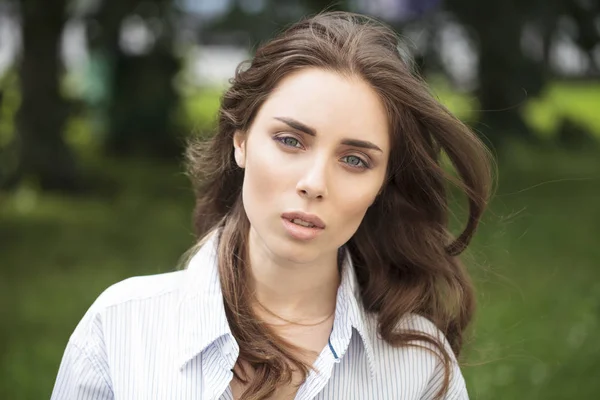 Portrait of beautiful young woman — Stock Photo, Image