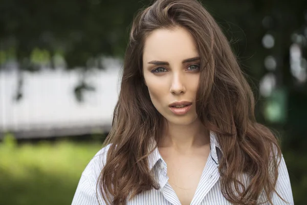 Retrato de una hermosa joven — Foto de Stock