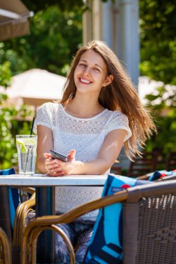 Bir kadın bir içkiyle rahatlatıcı