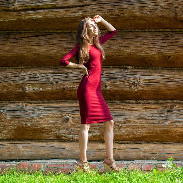 Retrato de mujer hermosa al aire libre —  Fotos de Stock