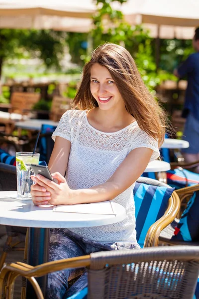 Bir kadın bir içkiyle rahatlatıcı