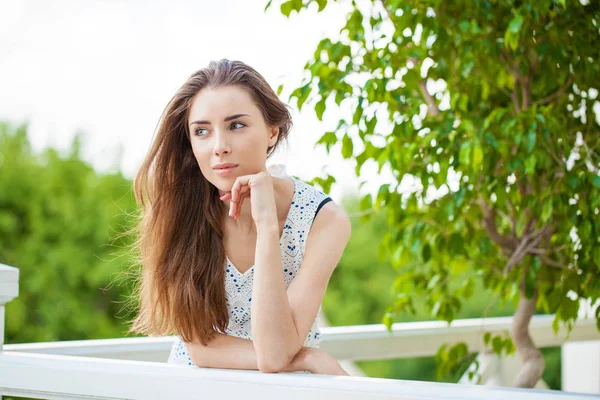 Retrato de una hermosa joven —  Fotos de Stock