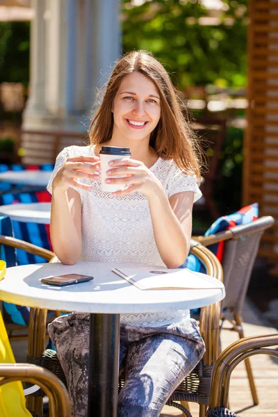 Uma mulher relaxante com uma bebida de café — Fotografia de Stock