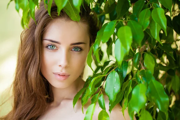 Retrato de una hermosa joven — Foto de Stock