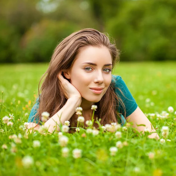 Güzel genç Mavi Jeans saçlı kadın kahverengi 