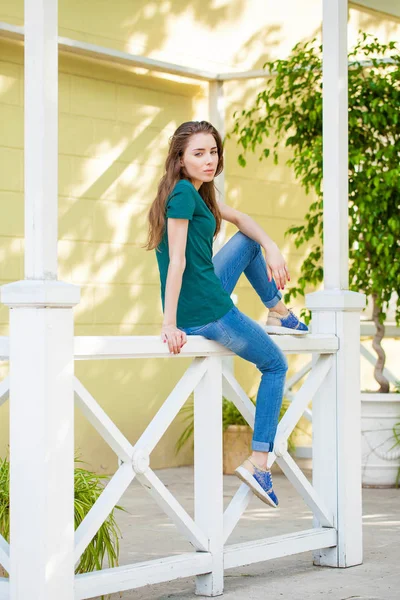 Unga vackra brown haired kvinna i blå jeans — Stockfoto